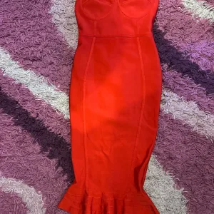 Prettylittlething crvena haljina