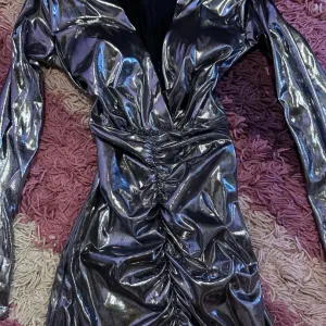 Metalik srebrna haljina