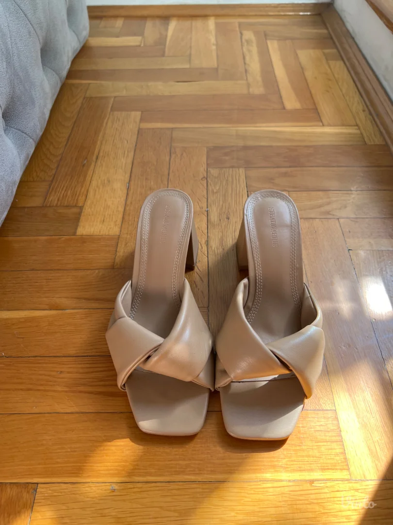 Stradivarius bež papuče na štiklu