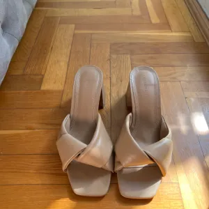 Stradivarius bež papuče na štiklu
