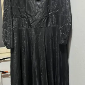 Svečana dugačka crna šljokičava haljina