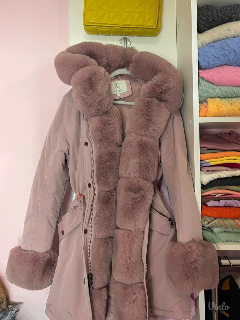 Roze parka jakna sa krznom