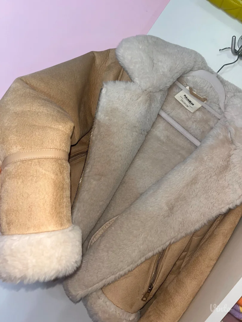 Pull and bear jakna krem belo krzno