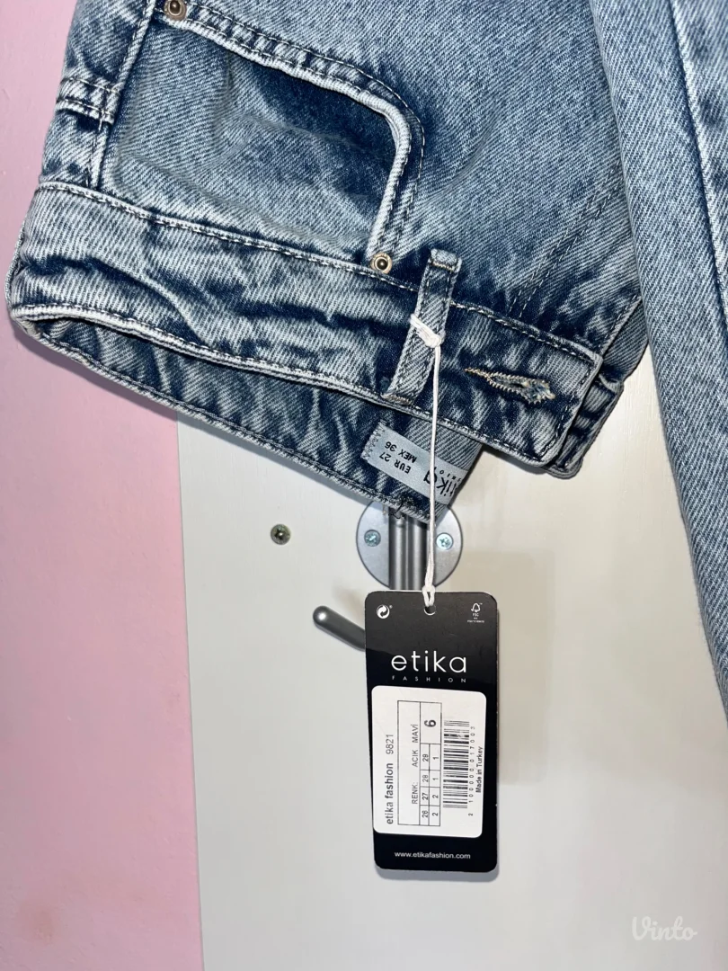 Farmerke high waist wide leg sa cirkonima i etiketom