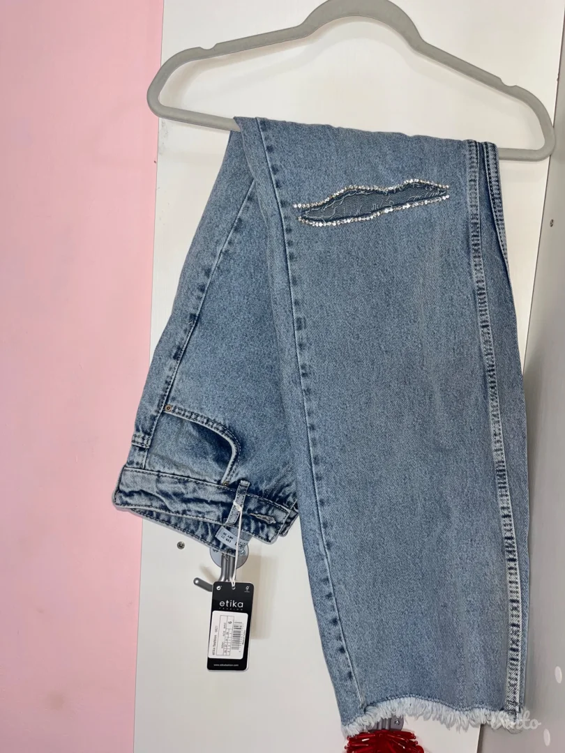 Farmerke high waist wide leg sa cirkonima i etiketom