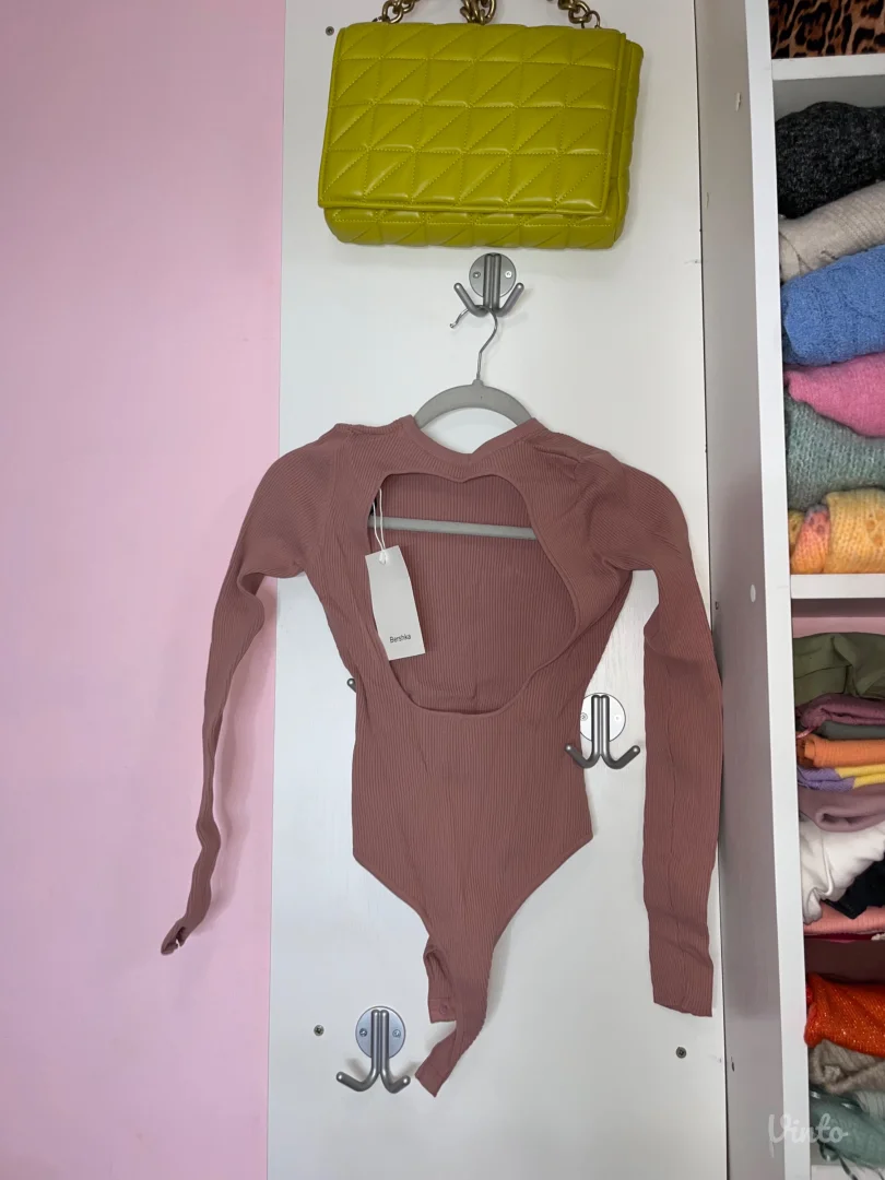 Bershka bodi sa golim ledjima nov sa etiketom