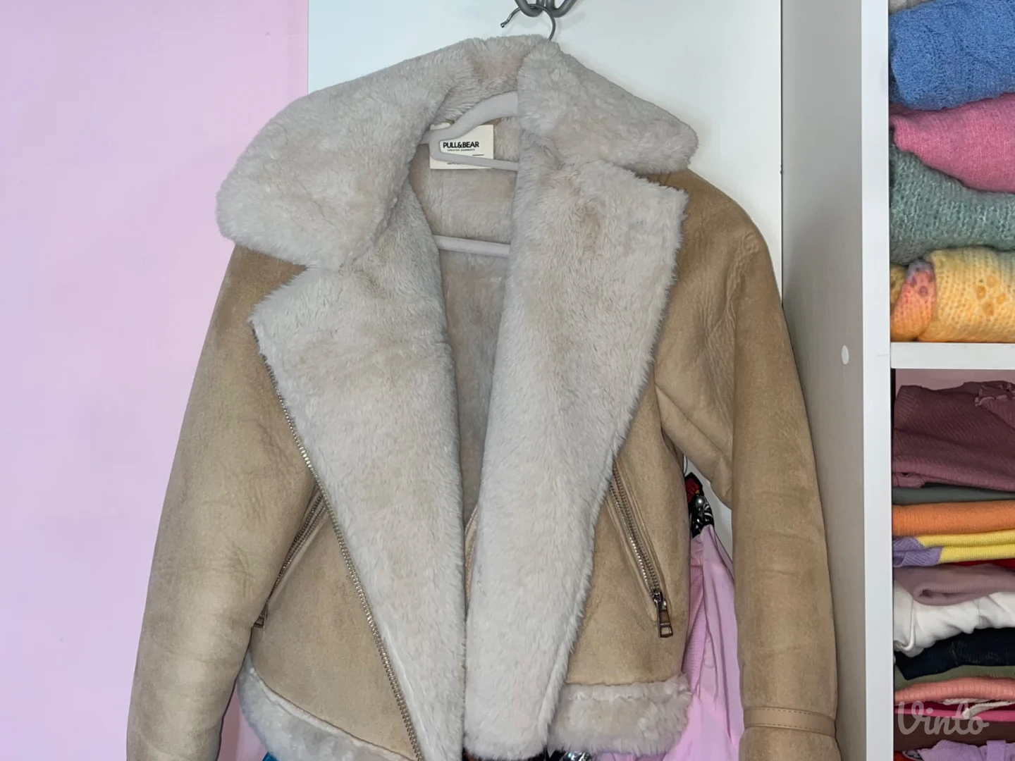 Pull and bear jakna krem belo krzno