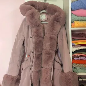 Roze parka jakna sa krznom