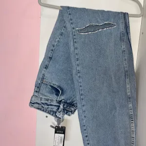 Farmerke high waist wide leg sa cirkonima i etiketom