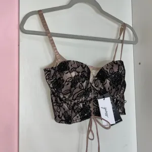 Guess cipkani korset nov sa etiketom