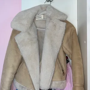 Pull and bear jakna krem belo krzno