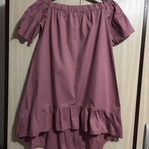 Roze off-shoulder haljina
