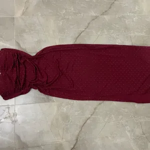 Elegantna bordo haljina sa cirkonima Uni veličina
