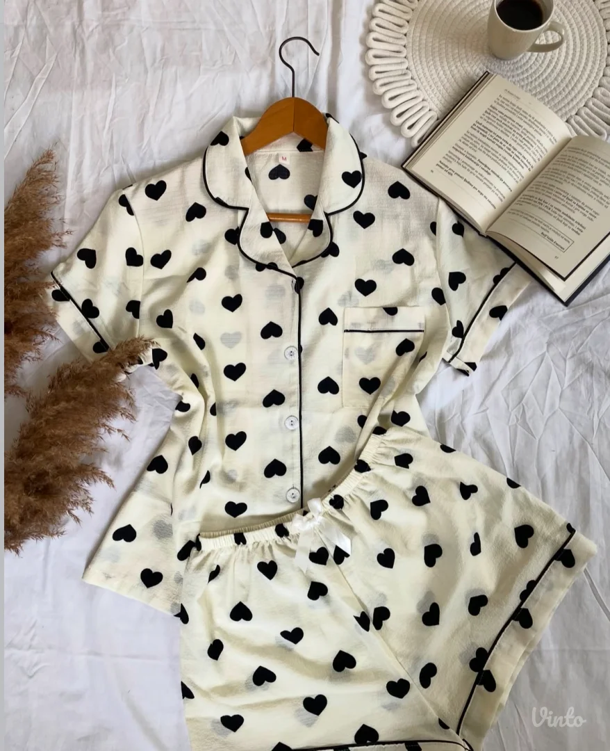 Ženska pidžama sa etiketom