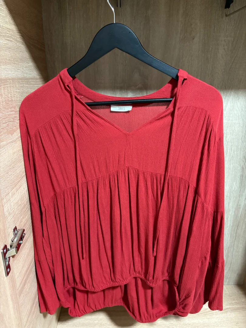 Jake’s crvena bluza