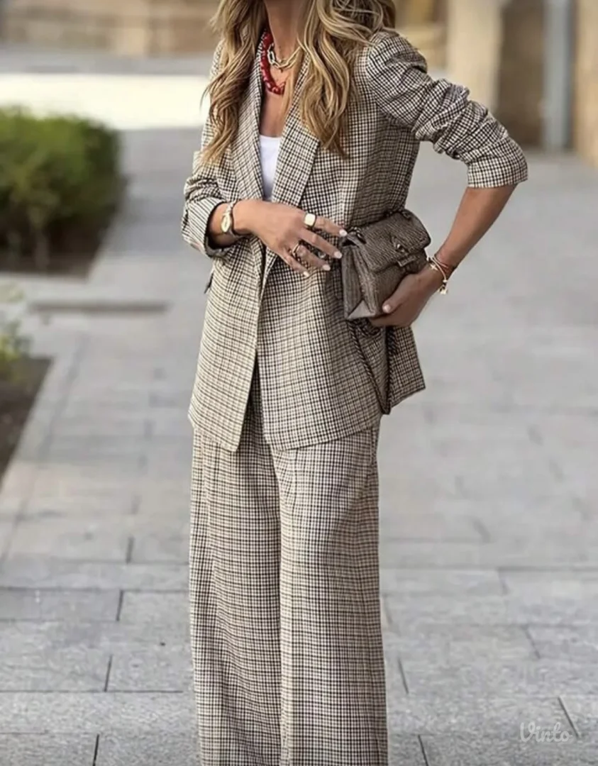 Karirano odelo sa etiketom