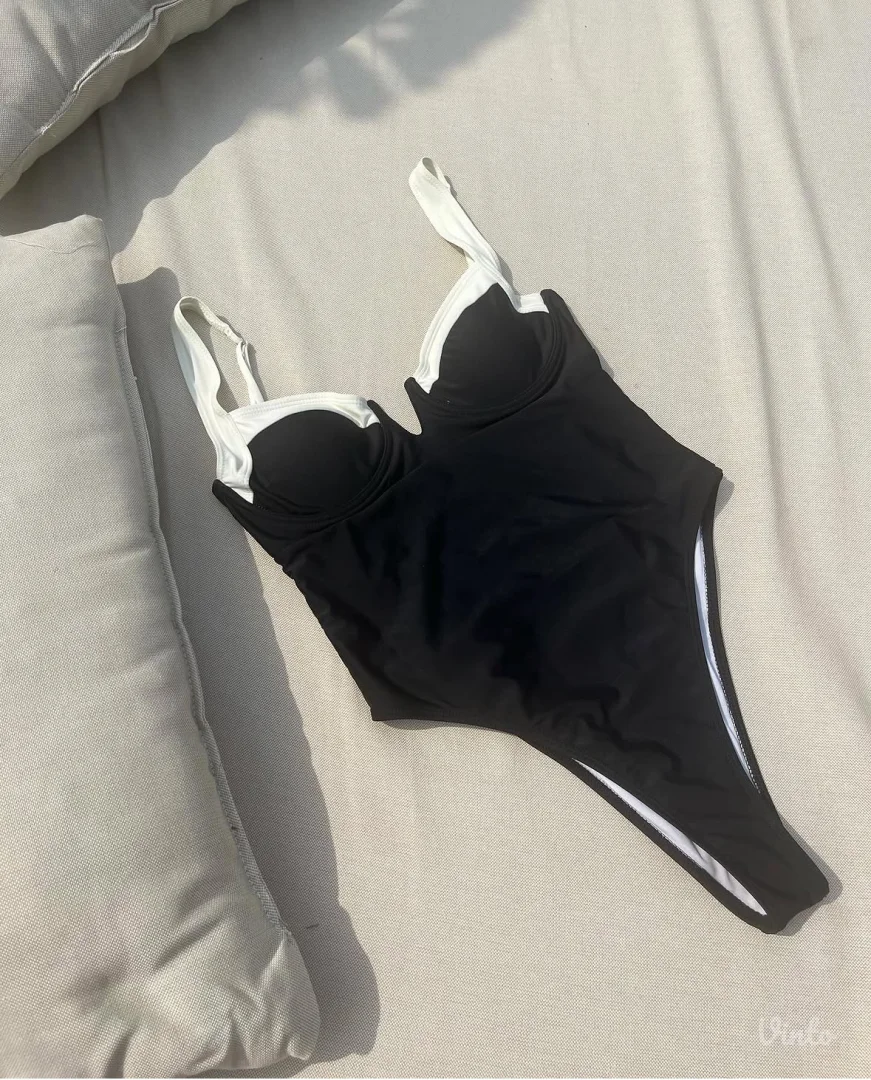 Crni kupaći sa etiketom