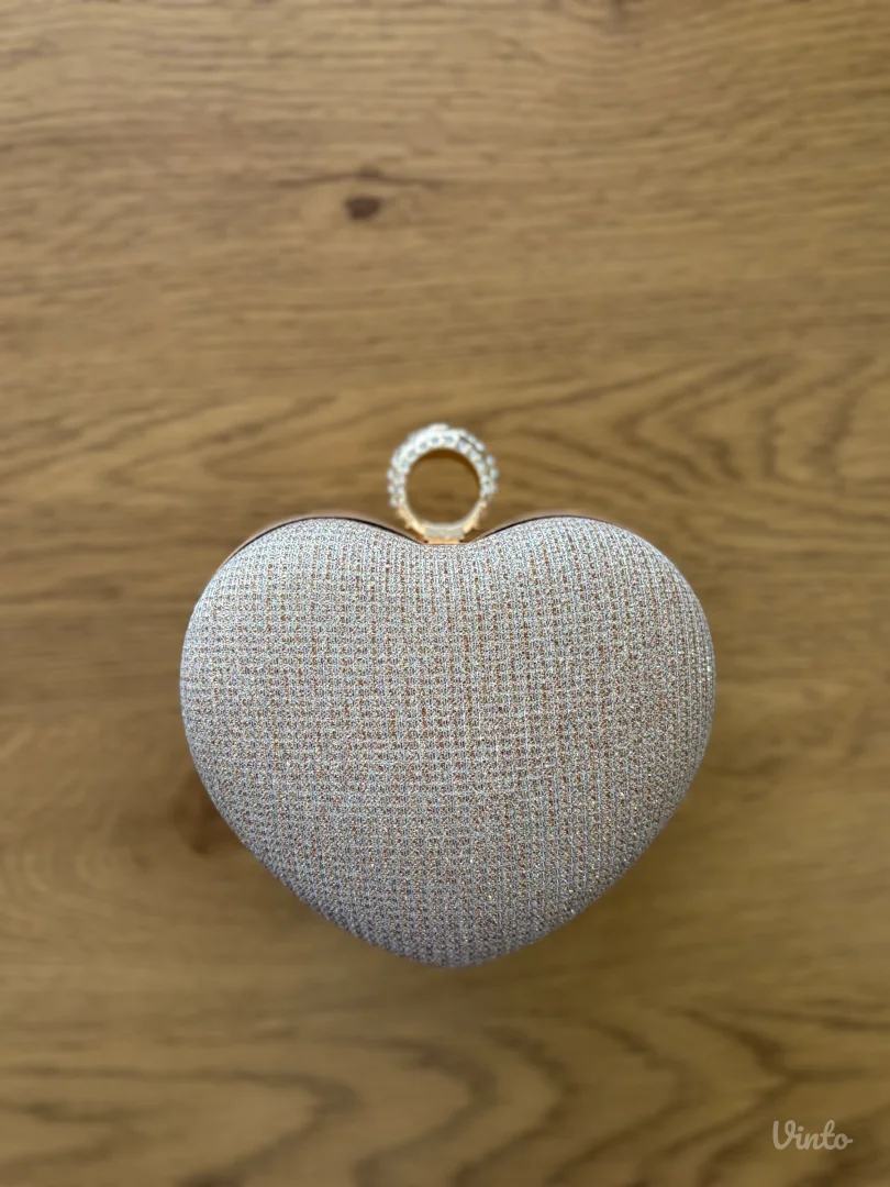 Torbica u obliku srca sa etiketom