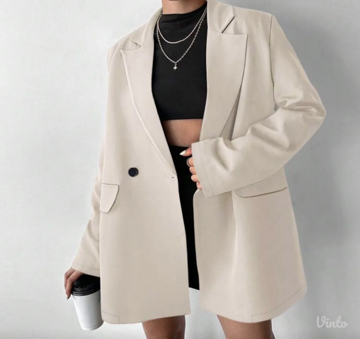 Oversized sako sa etiketom