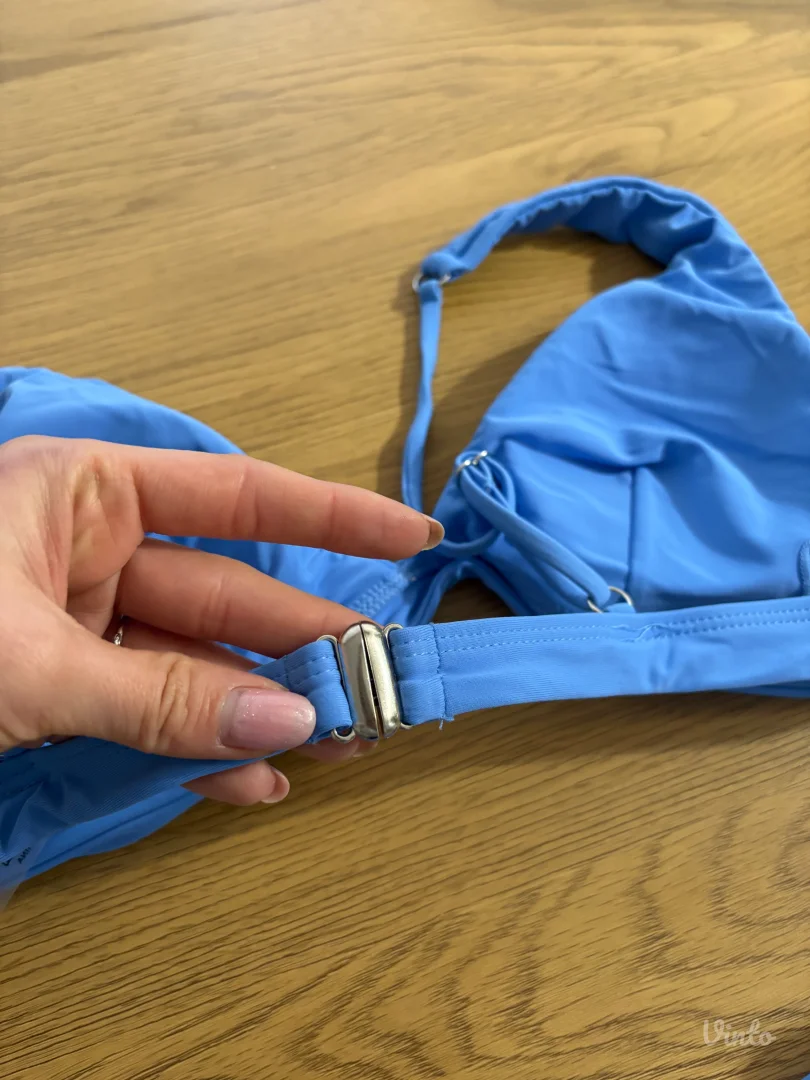 Plavi kupaći sa etiketom