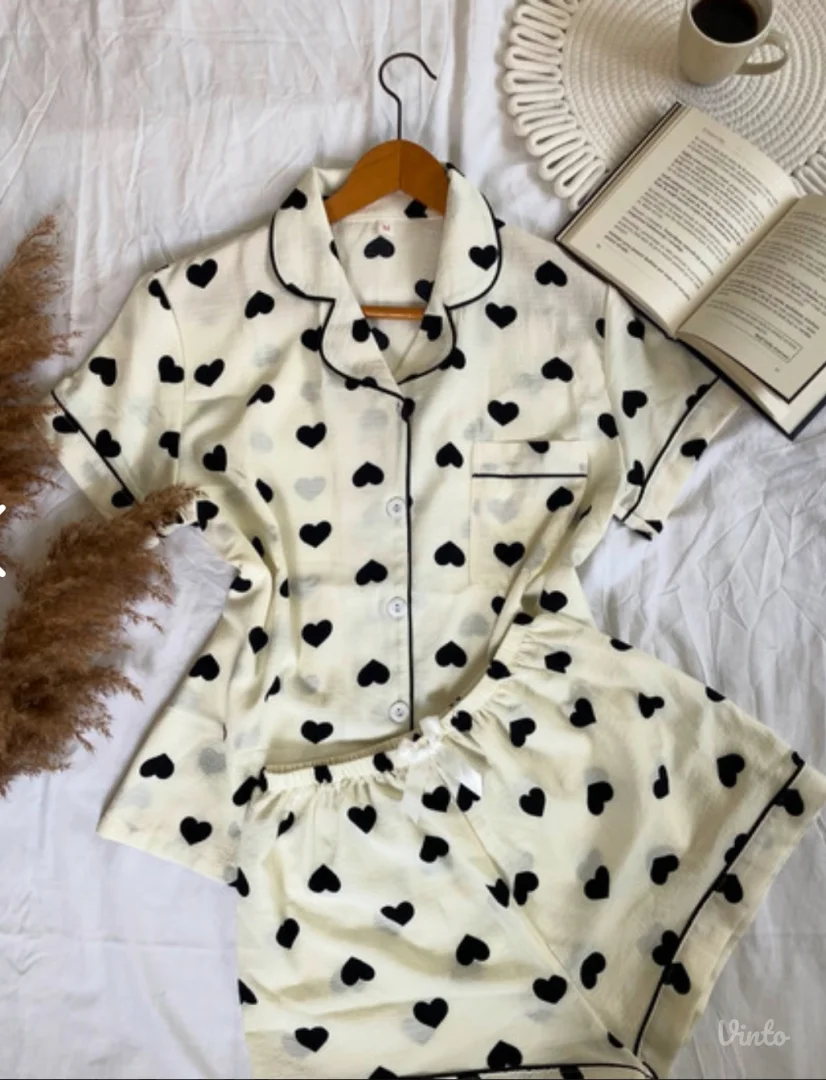 Bela pidžama sa etiketom