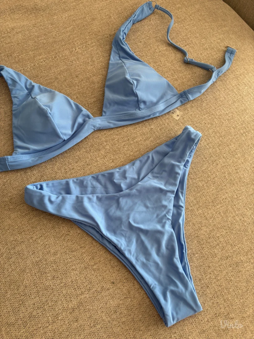 Plavi kupaći sa etiketom