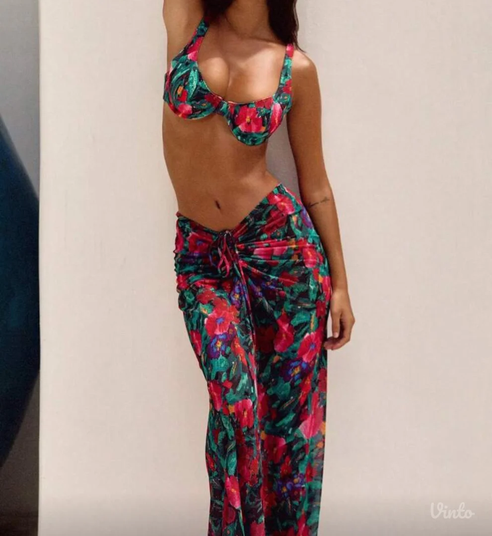 Cvetni kupaći i sarong sa etiketom