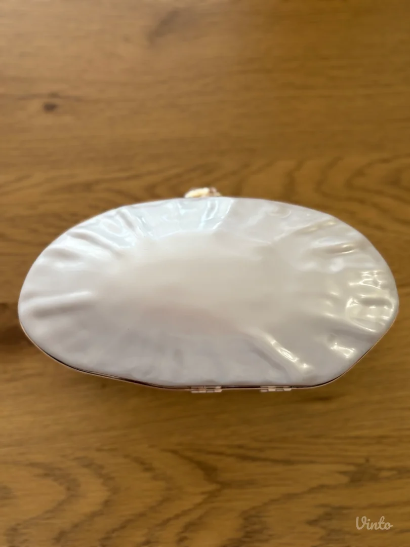 Večernja bela torbica sa etiketom