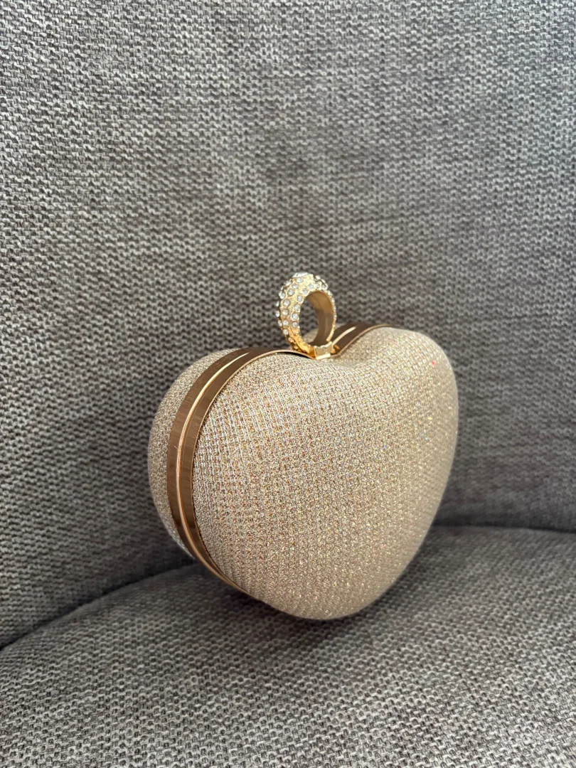 Torbica u obliku srca sa etiketom