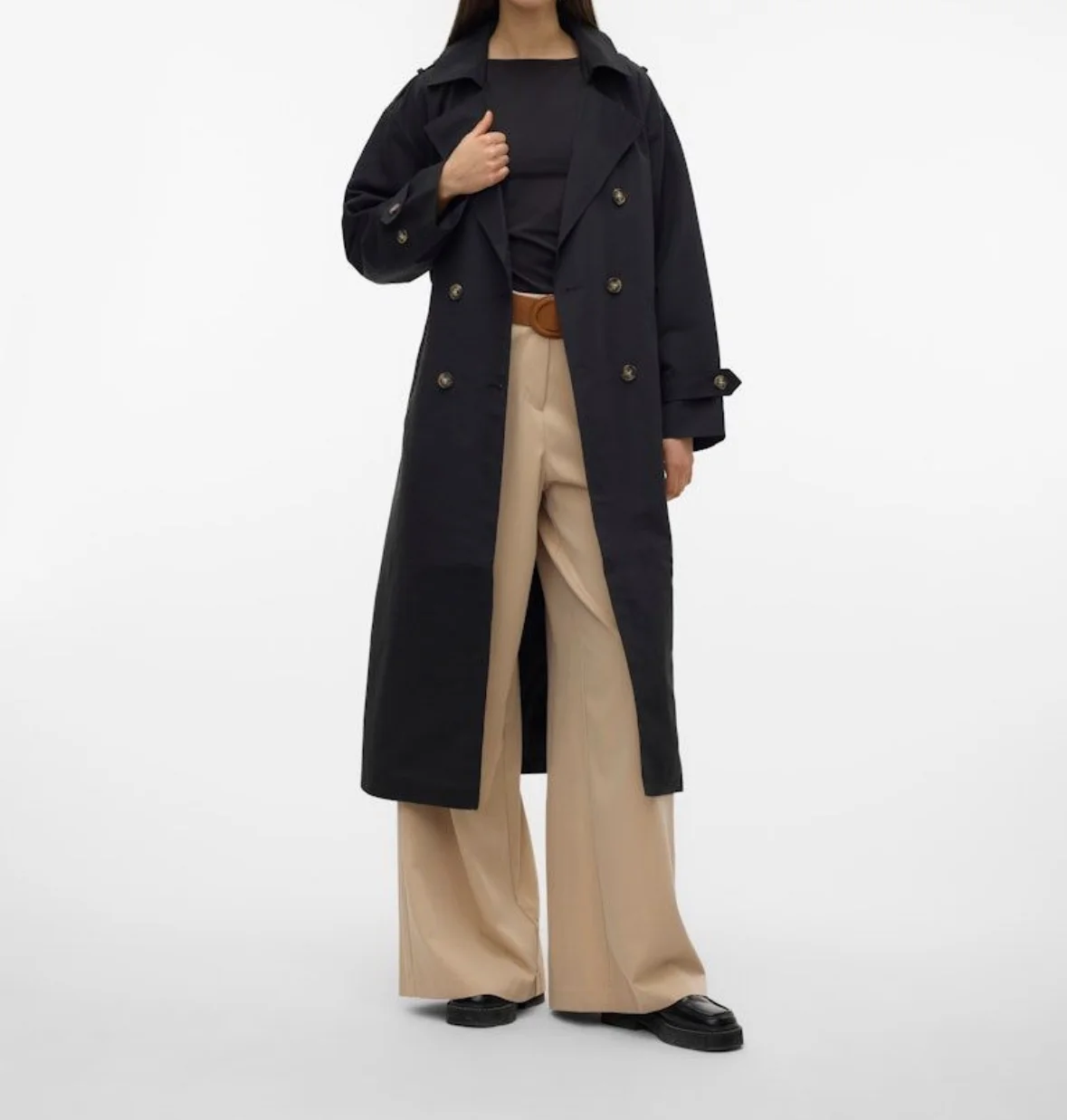Vero Moda crni mantil sa etiketom