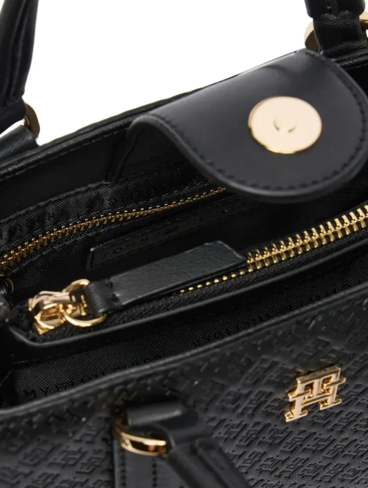 Tommy Hilfiger crna torbica sa etiketom