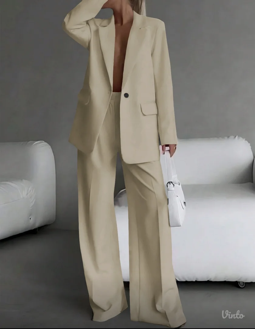 Žensko odelo sa etiketom