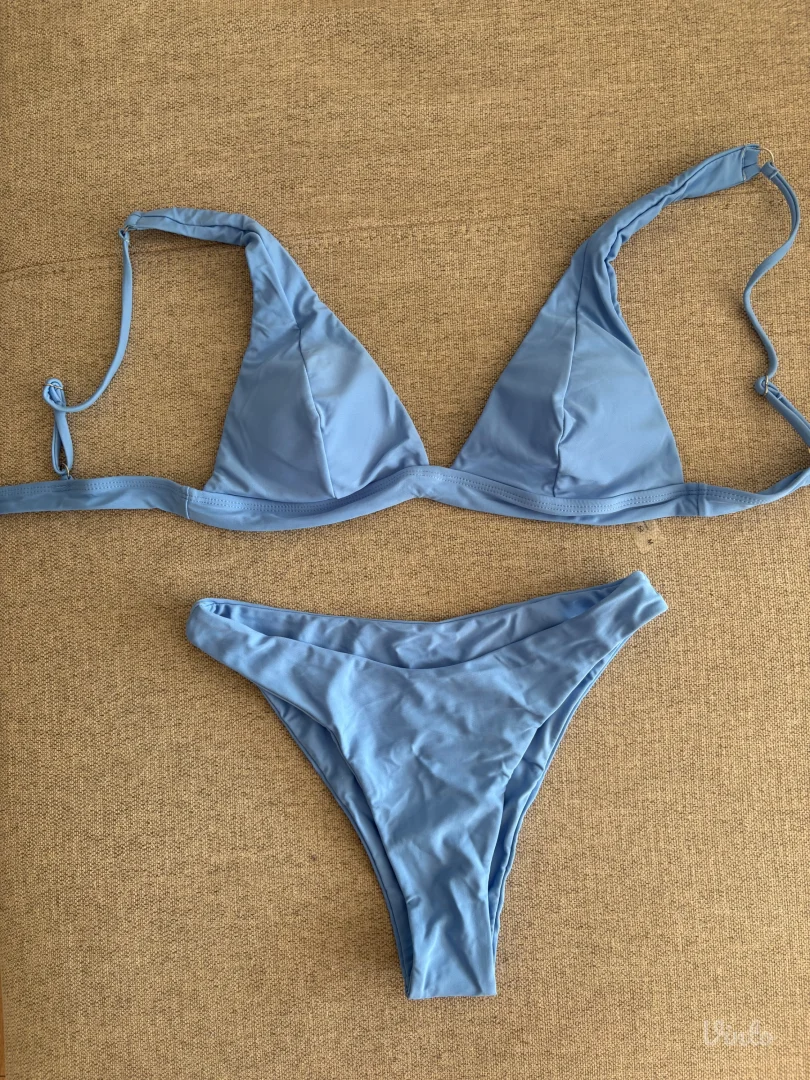 Plavi kupaći sa etiketom