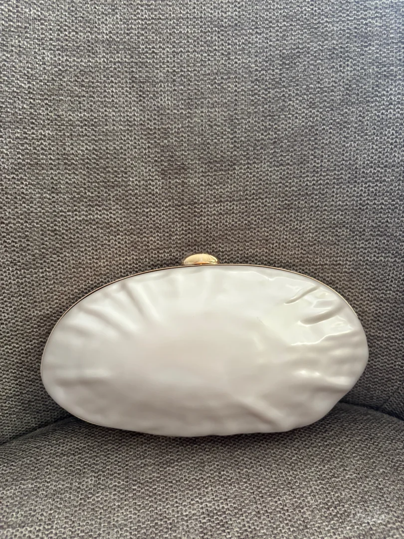 Večernja bela torbica sa etiketom