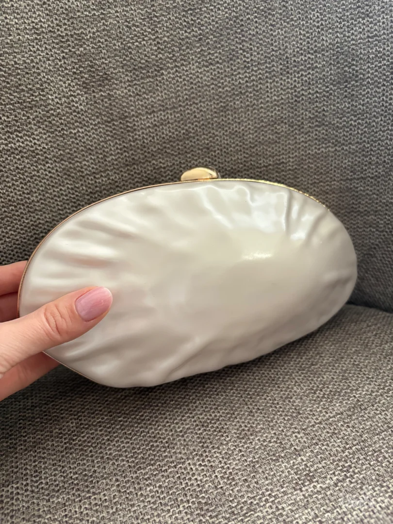 Večernja bela torbica sa etiketom