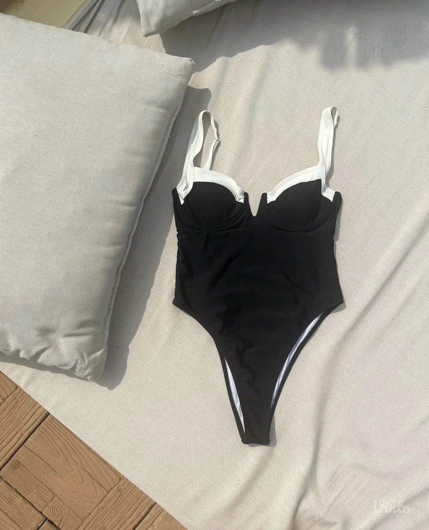 Crni kupaći sa etiketom