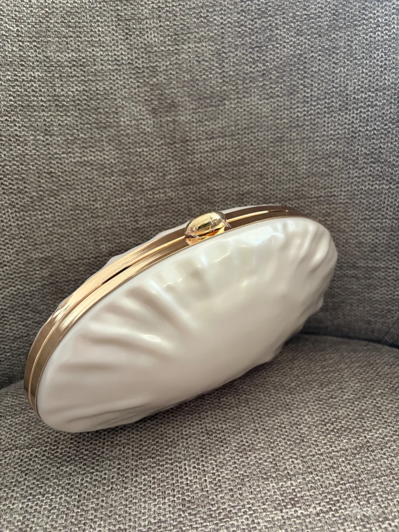 Večernja bela torbica sa etiketom