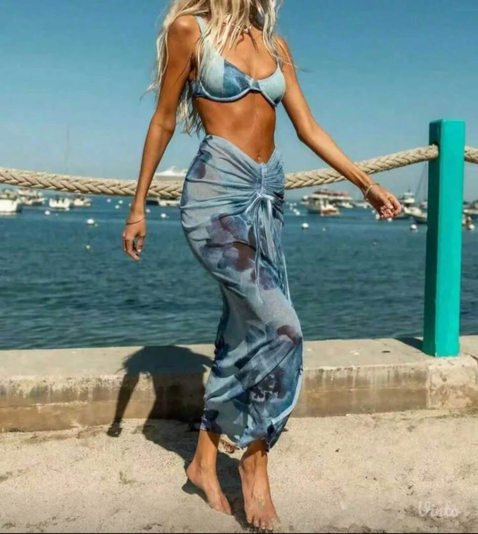 Plavi kupaći i sarong sa etiketom