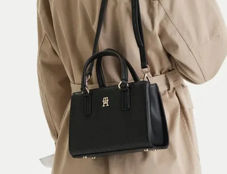 Tommy Hilfiger crna torbica sa etiketom