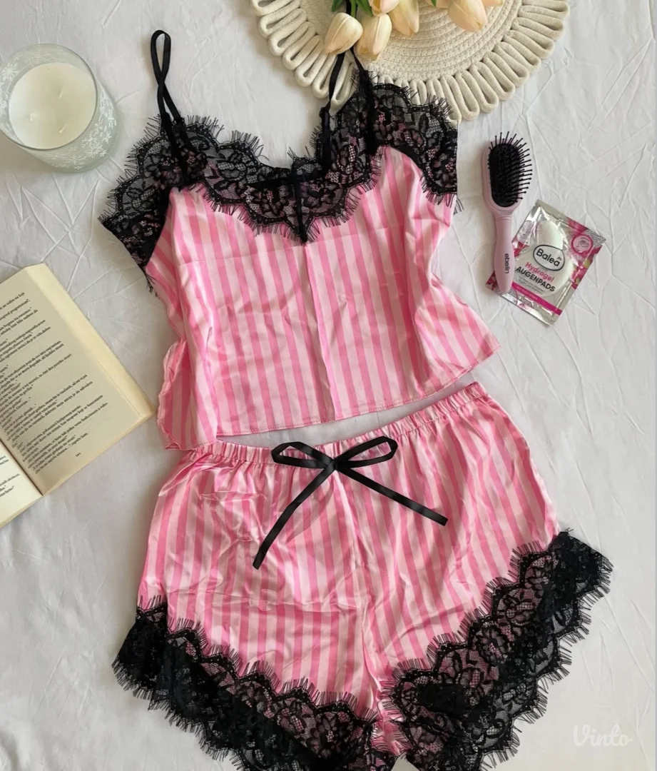 Satenska pidžama sa etiketom