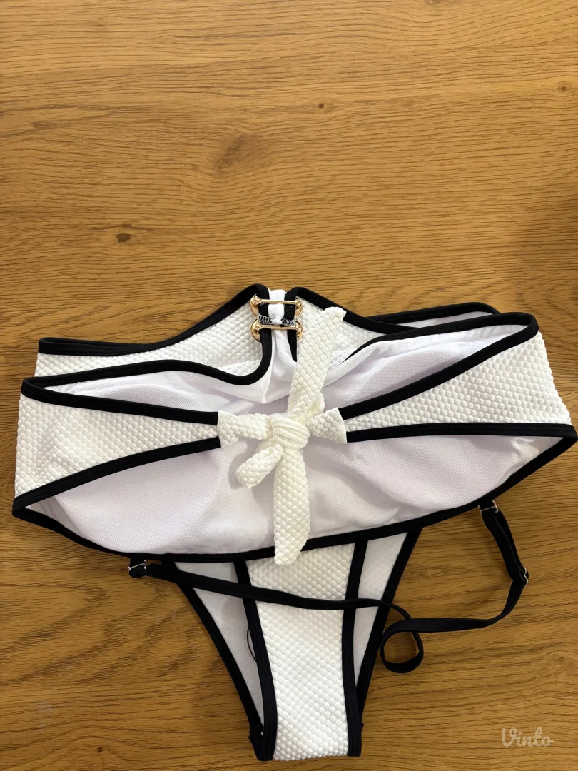 Beli kupaći sa etiketom