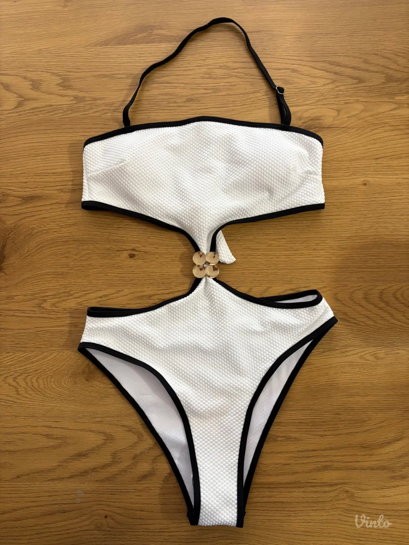 Beli kupaći sa etiketom