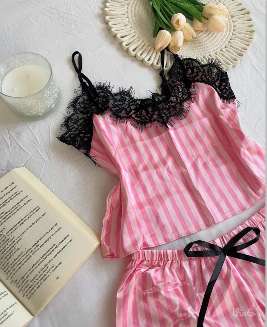 Satenska pidžama sa etiketom