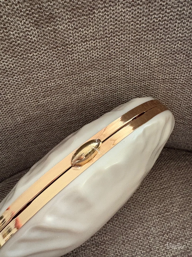 Večernja bela torbica sa etiketom