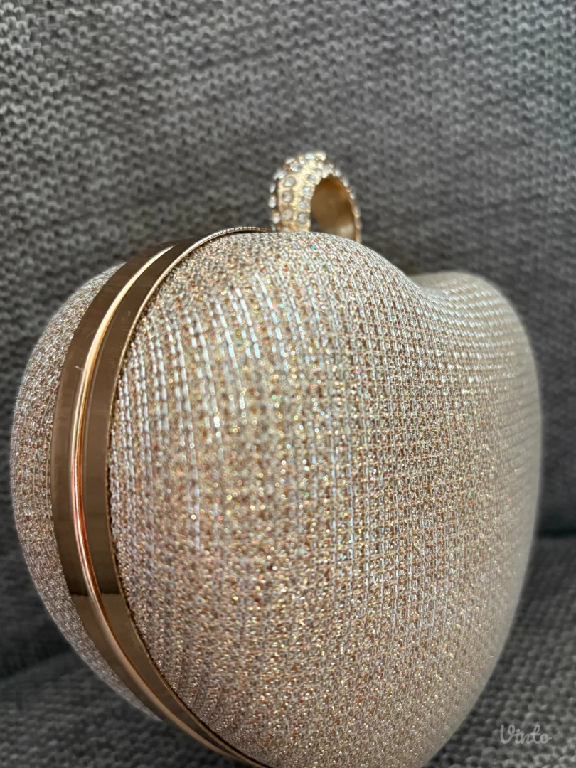 Torbica u obliku srca sa etiketom