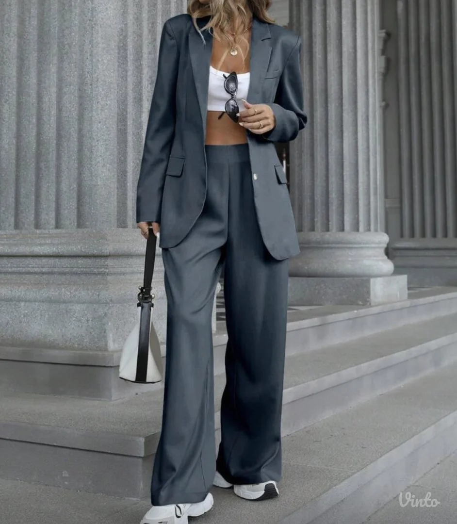 Žensko odelo sa etiketom