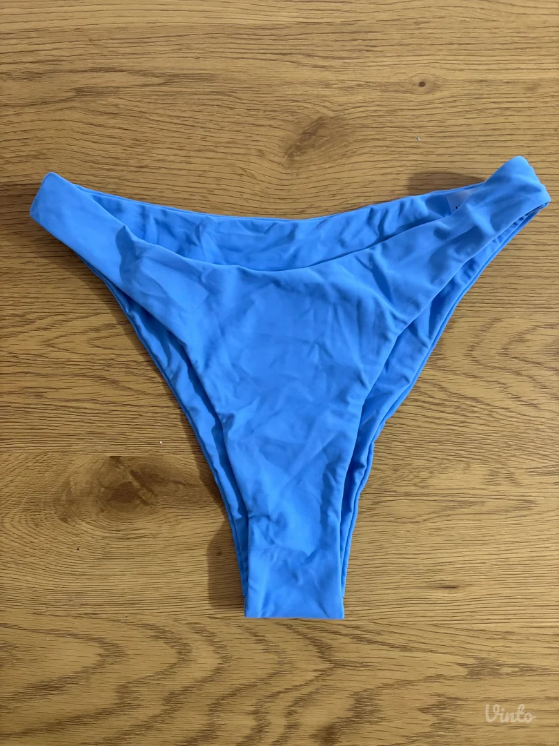 Plavi kupaći sa etiketom