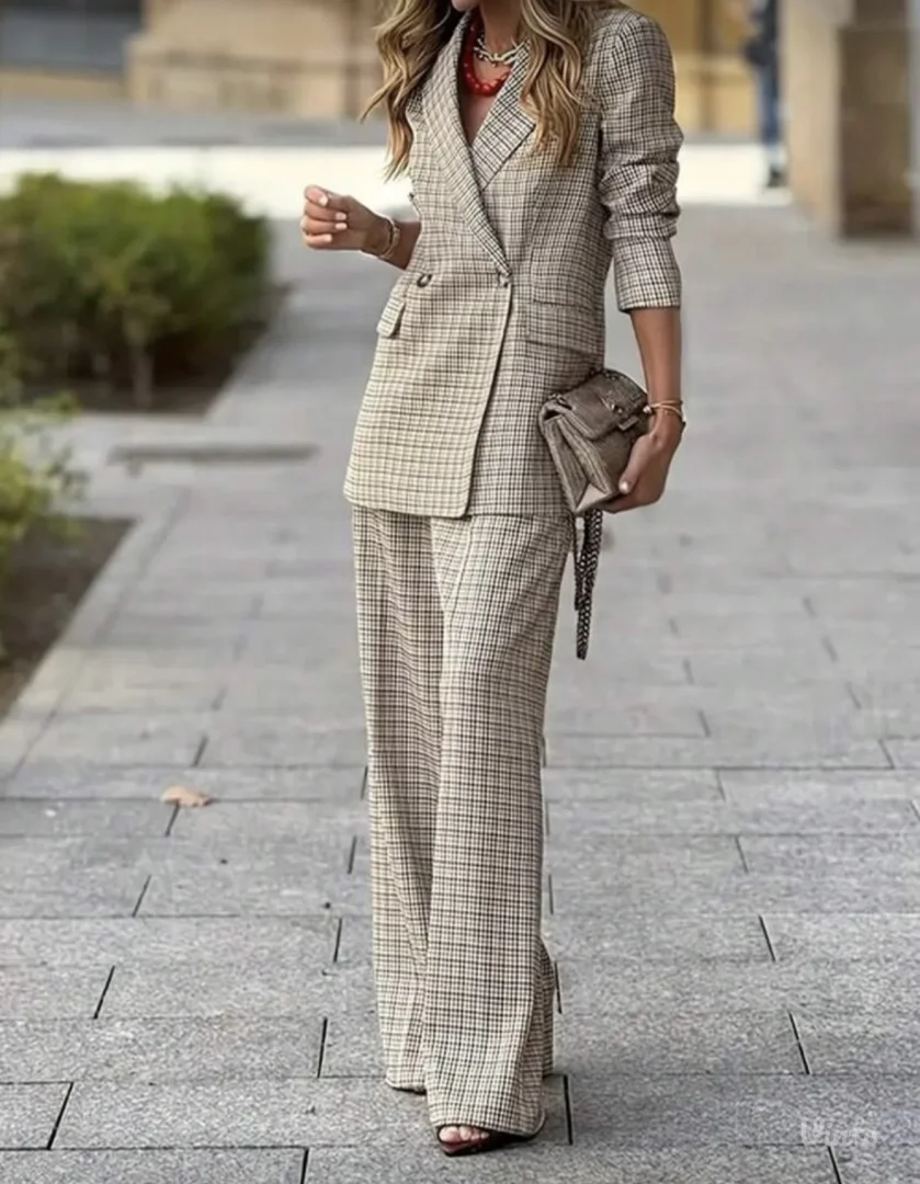 Karirano odelo sa etiketom