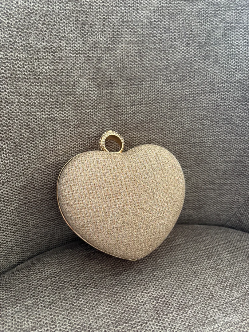 Torbica u obliku srca sa etiketom