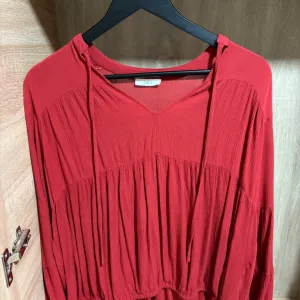 Jake’s crvena bluza